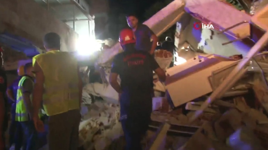 Balıkesir Sındırgı'da 6.1'lik deprem 1 ev yıkıldı ciddi hasar gören yapılar var