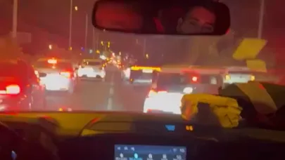 Sürücüler deprem bölgesine giden Ezine Belediyesi ekiplerine fermuar sistemiyle yol verdi