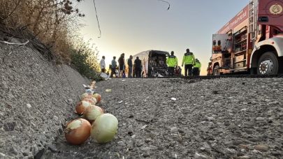 TEM’de yolcu otobüsü ile soğan yüklü kamyon çarpıştı: 1 ölü, 10 yaralı