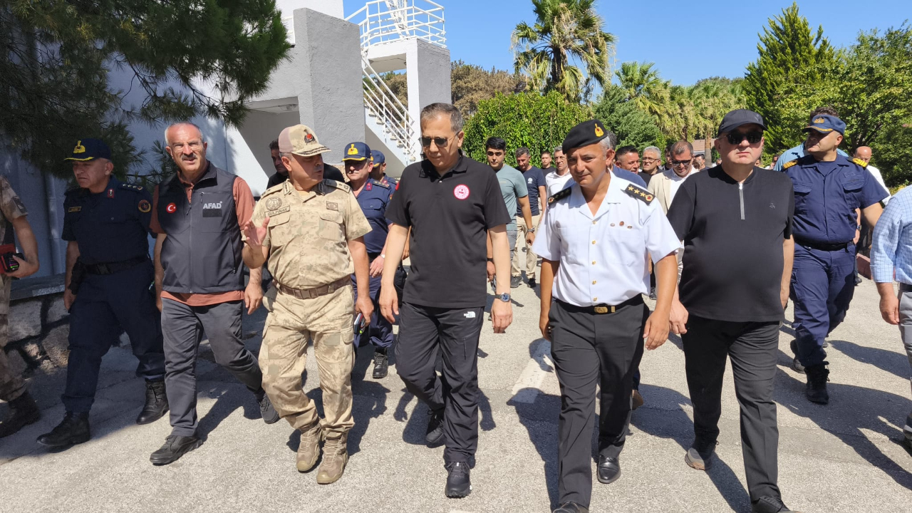 Bakan Yerlikaya, Güzelyalı’da yangın bölgesinde incelemelerde bulundu