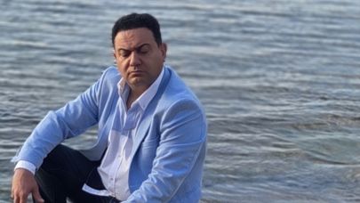 Özgür, “Düşün Öyle Git” ile Arabesk Müziğe Giriş Yaptı