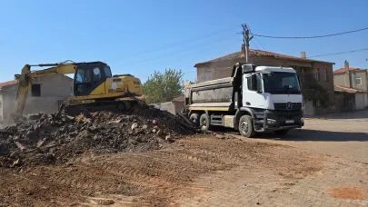 Bayramiç’te Yıkık Binaların Enkazı Kaldırılıyor