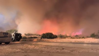 Gelibolu’daki yangına havanın kararmasıyla havadan müdahale durduruldu