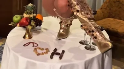 Hadise’den Olay Sahne! Dini Sembolleri Ayağının Altına Aldı