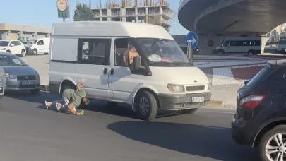 Yavru Kedi Trafiği Birbirine Kattı! O Anlar Kameraya Yansıdı