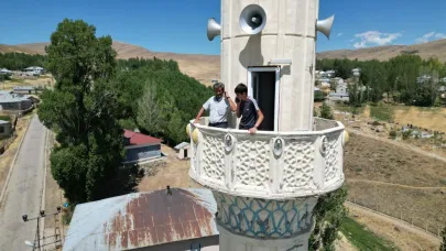 Telefonla konuşmak için minareye çıkıyorlar