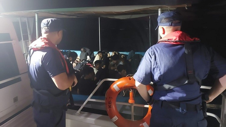 Çanakkale'de 56 kaçak göçmen ve 4 göçmen kaçakçısı yakalandı