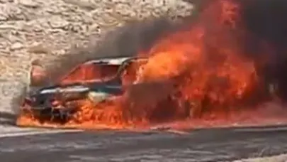 Seyir halindeki otomobil alev alev yandı