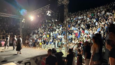 Bozcaada Belediye Başkanı Yahya Göztepe Bergama Tiyatro Festivali’ne katıldı
