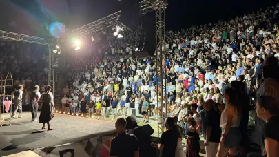 Bozcaada Belediye Başkanı Yahya Göztepe Bergama Tiyatro Festivali’ne katıldı