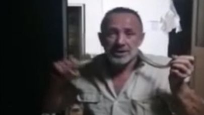 2 metrelik yılanı boynuna doladı! Kanka diye seslendi