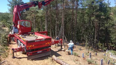 Danapınar Köyü mezarlığında yaşlanan çam ağaçları kesiliyor