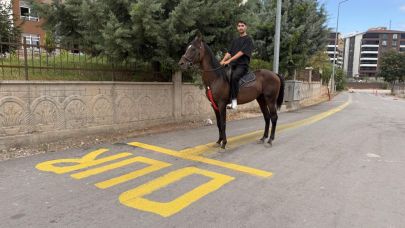 Direksiyon sınavı heyecanını yenmek için motosiklet yerine atla parkura girdi