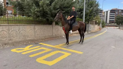Direksiyon sınavı heyecanını yenmek için motosiklet yerine atla parkura girdi