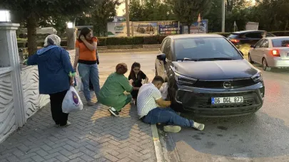 Otomobilin kaputunda mahsur kalan kediyi kurtarmak için mahalleli seferber oldu