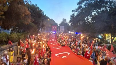 Bozcaada’da 30 Ağustos Zafer Bayramı coşkusu fener alayıyla yaşandı