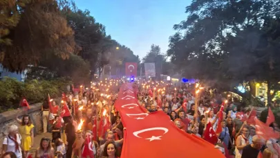 Bozcaada’da 30 Ağustos Zafer Bayramı coşkusu fener alayıyla yaşandı
