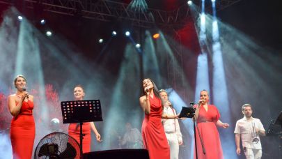 Tarık Sezer Orkestrası, Zafer Bayramı'nda sahne aldı