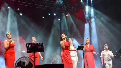 Tarık Sezer Orkestrası, Zafer Bayramı'nda sahne aldı
