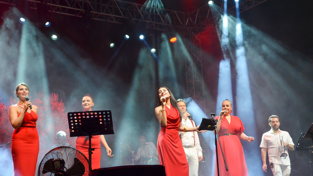 Tarık Sezer Orkestrası, Zafer Bayramı'nda sahne aldı