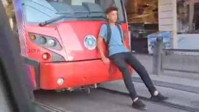 Bursa'da şok görüntü! Tramvayla tehlikeli oyun...