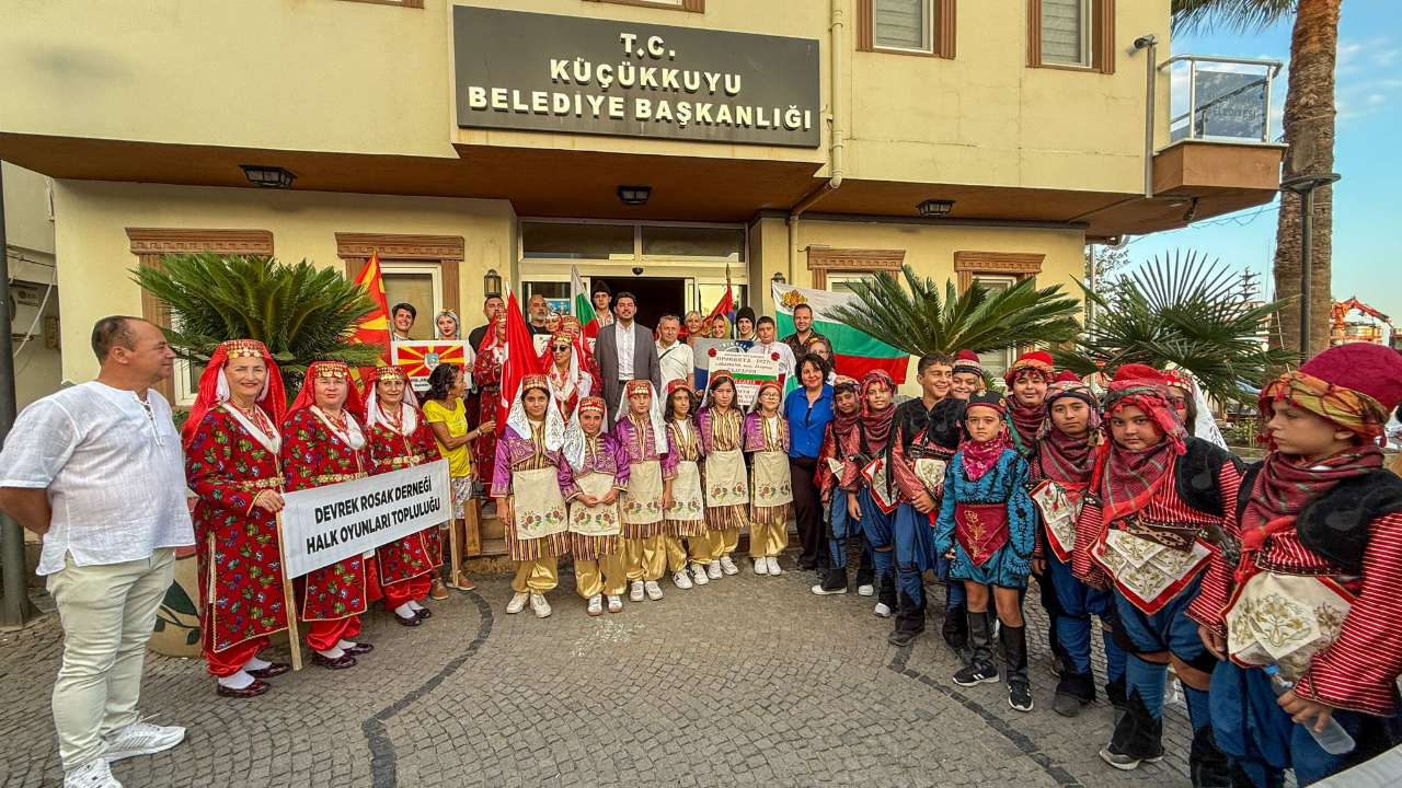 Küçükkuyu’da farklı ülkelerden halk oyunları grupları ağırlandı