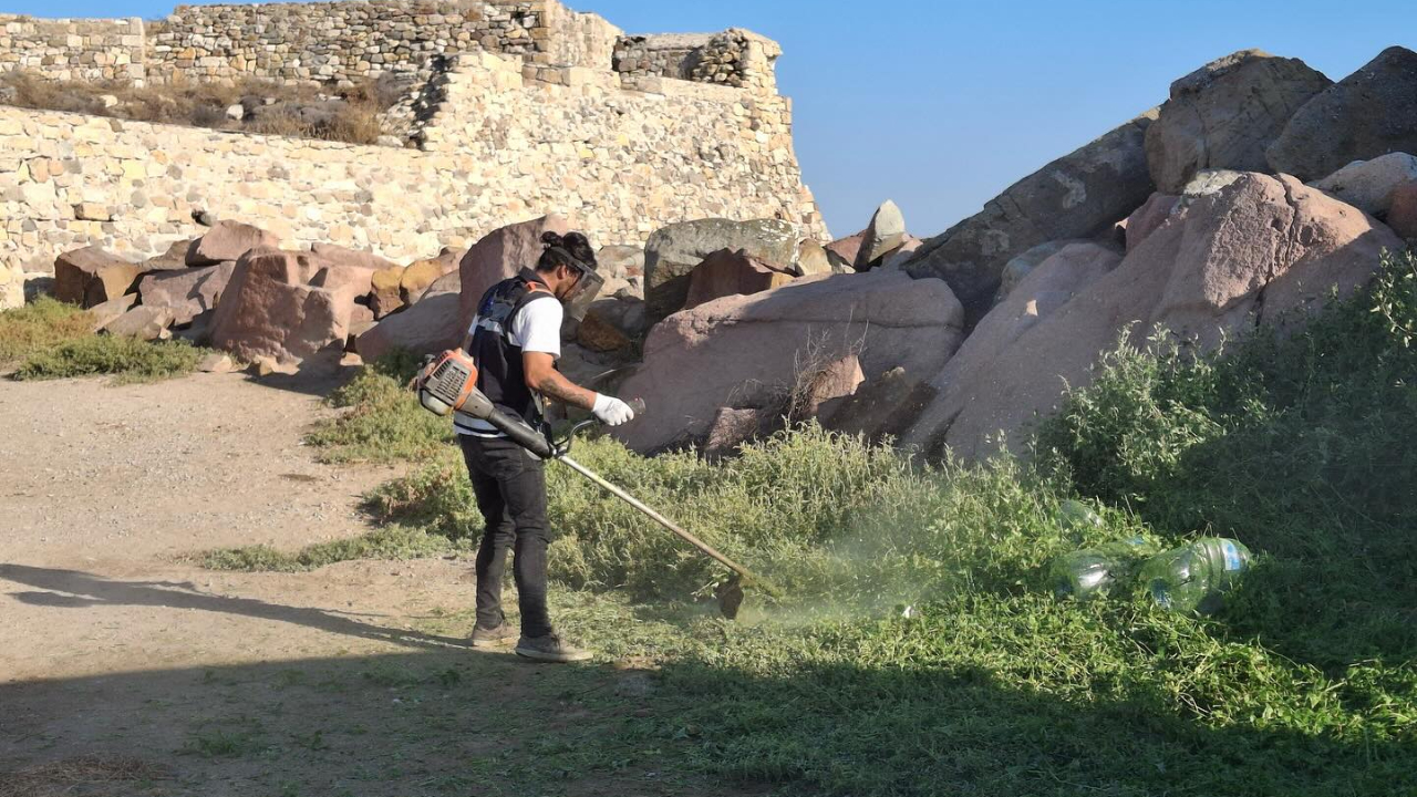 Bozcaada’da temizlik çalışmaları devam ediyor
