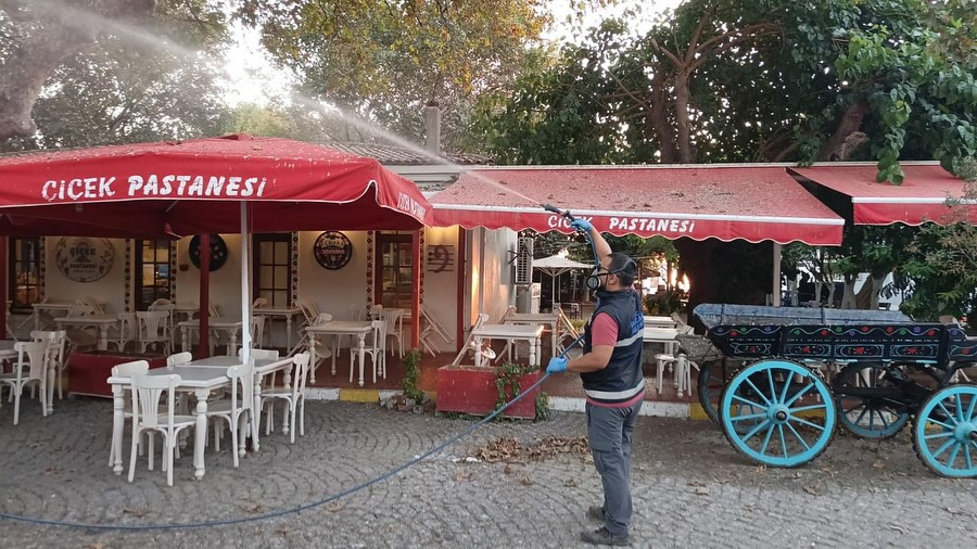Bozcaada'da sinek mücadelesi aralıksız sürüyor!