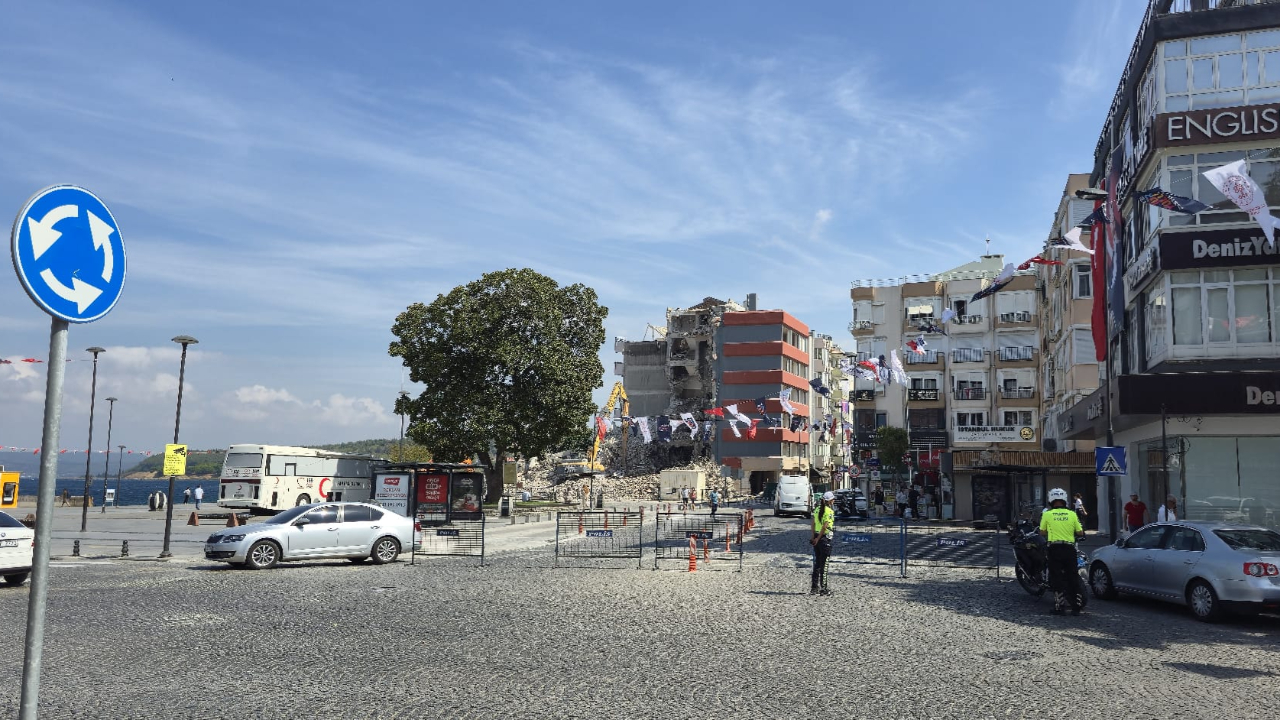 Çanakkale’de Kayserili Ahmetpaşa Caddesi Trafiğe Kapandı