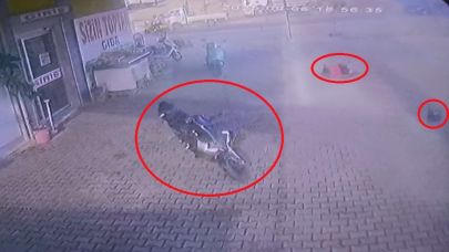 Motosiklet, sürücüsü metrelerce savruldu: O anlar kamerada
