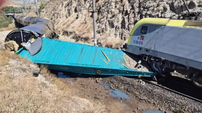 İki yük treni kafa kafaya çarpıştı: 1 yaralı!