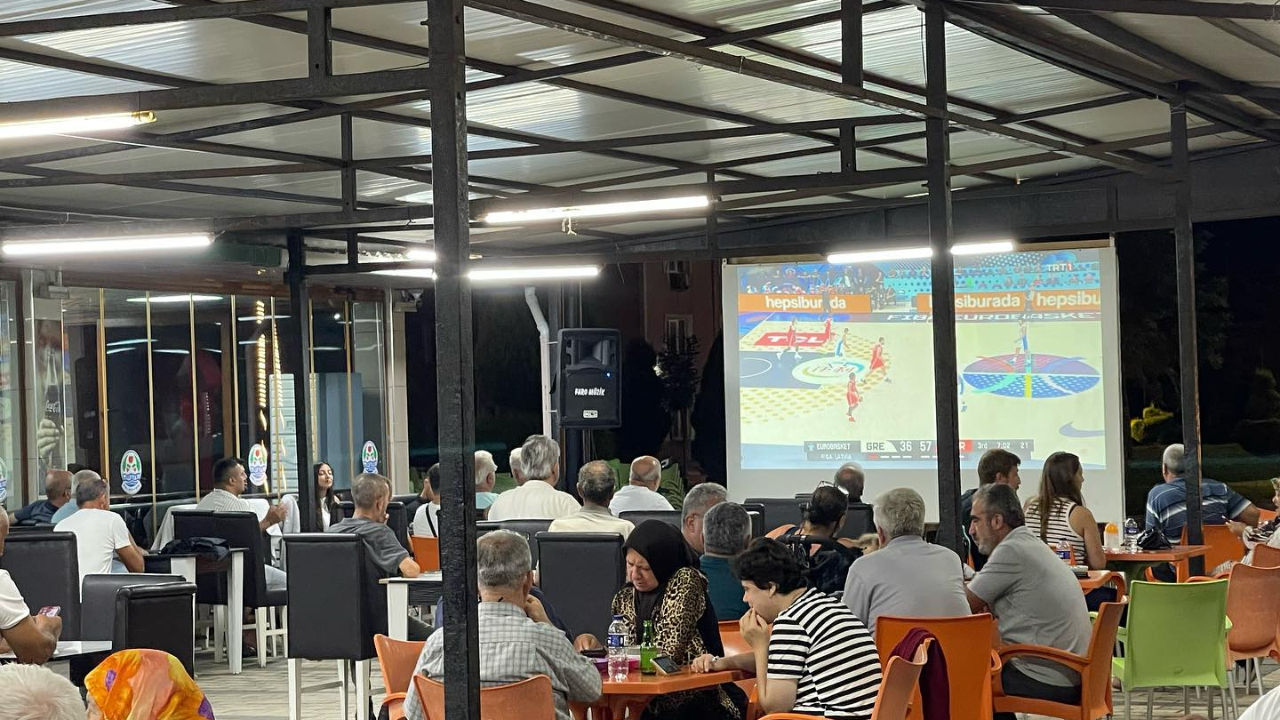 Lapsekililer milli maçı dev ekranda izledi
