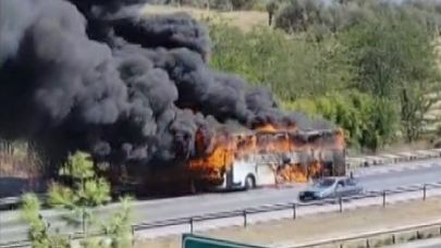 Otoyolda yolcu otobüsü alev alev yandı