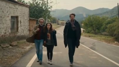 “Kelebeklerin Uyuduğu Yerdeyim” Amfi Tiyatro’da seyirciyle buluşacak