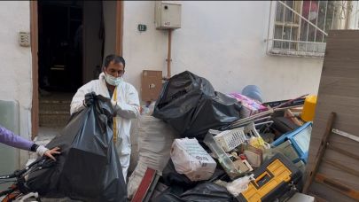 Bursa’da çöp evden 3 kamyon dolusu atık çıktı