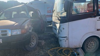 Çanakkale Bayramiç’te minibüs ile araç çarpıştı