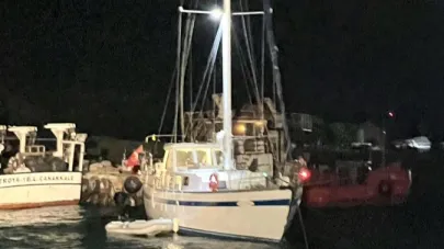 Çanakkale Boğazı’nda makine arızası yaparak sürüklenen tekne kurtarıldı