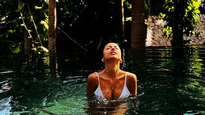 Zeynep Bastık’tan Aşk ve Tatil Şov: Fit Vücudunu Cömertçe Sergiliyor!