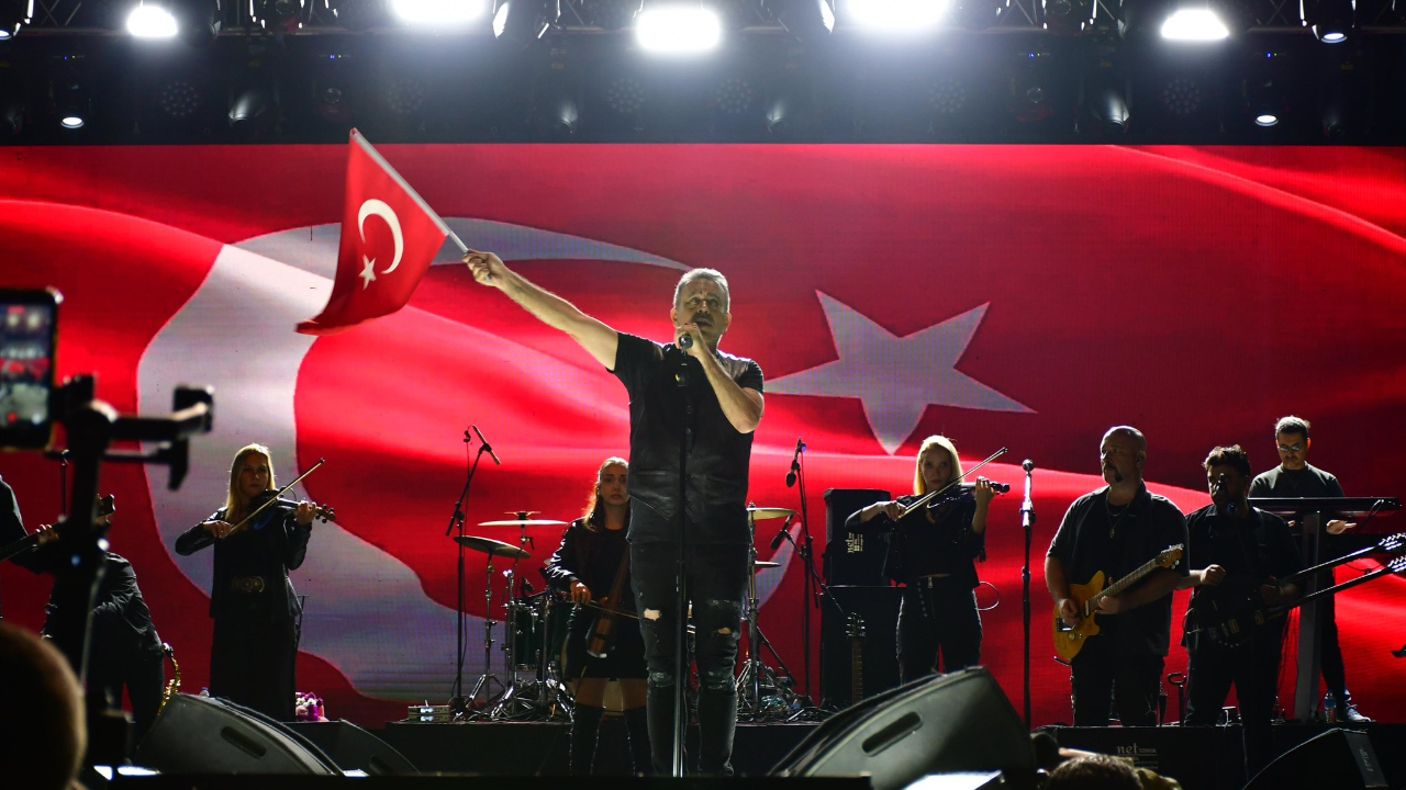 Biga’da Kurtuluş Coşkusu Haluk Levent Konseriyle Taçlandı