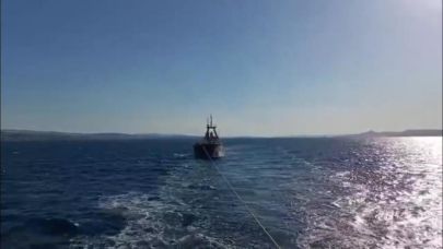 Çanakkale Boğazı'nda makine arızası yapan kuru yük gemisi yedeklenerek çekildi