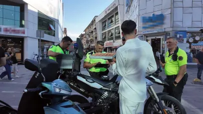 Motosiklet sürerken bir eliyle baklava taşıdı