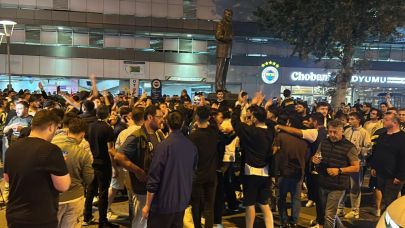 Fenerbahçeli taraftarlar, Sadettin Saran'ın başkan seçilmesini stat önünde kutladı