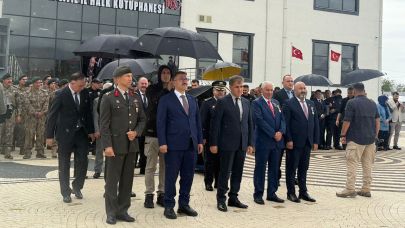 Iğdır’da Gaziler Yağmur Altında, Vali Şemsiye İle Törende