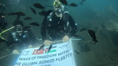 Denizin dibinde Filistin bayrağı açtılar
