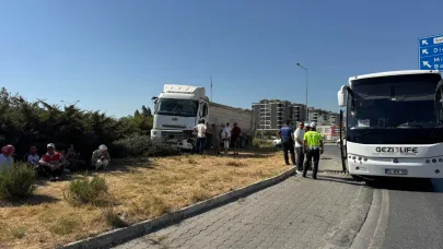 Söke’de freni tutmayan tır otobüse böyle çarptı