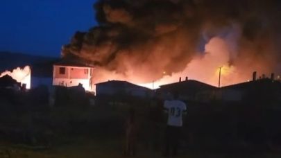 Hurdalık Yangını Evlere Sıçradı, 2 Ev Hasar Gördü