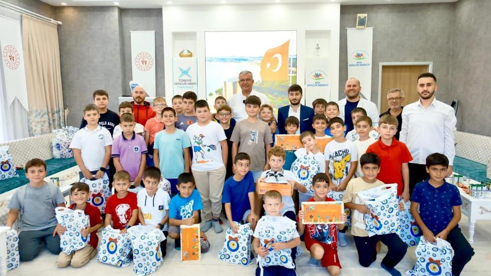 Başkan Elbi’den çocuklara sürpriz