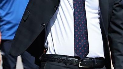 Belediye başkanı kutlamalara belinde silahla katıldı