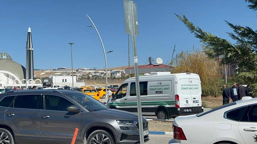 Barışmaya giderken öldürülen anne ve oğulları son yolculuğuna uğurlandı