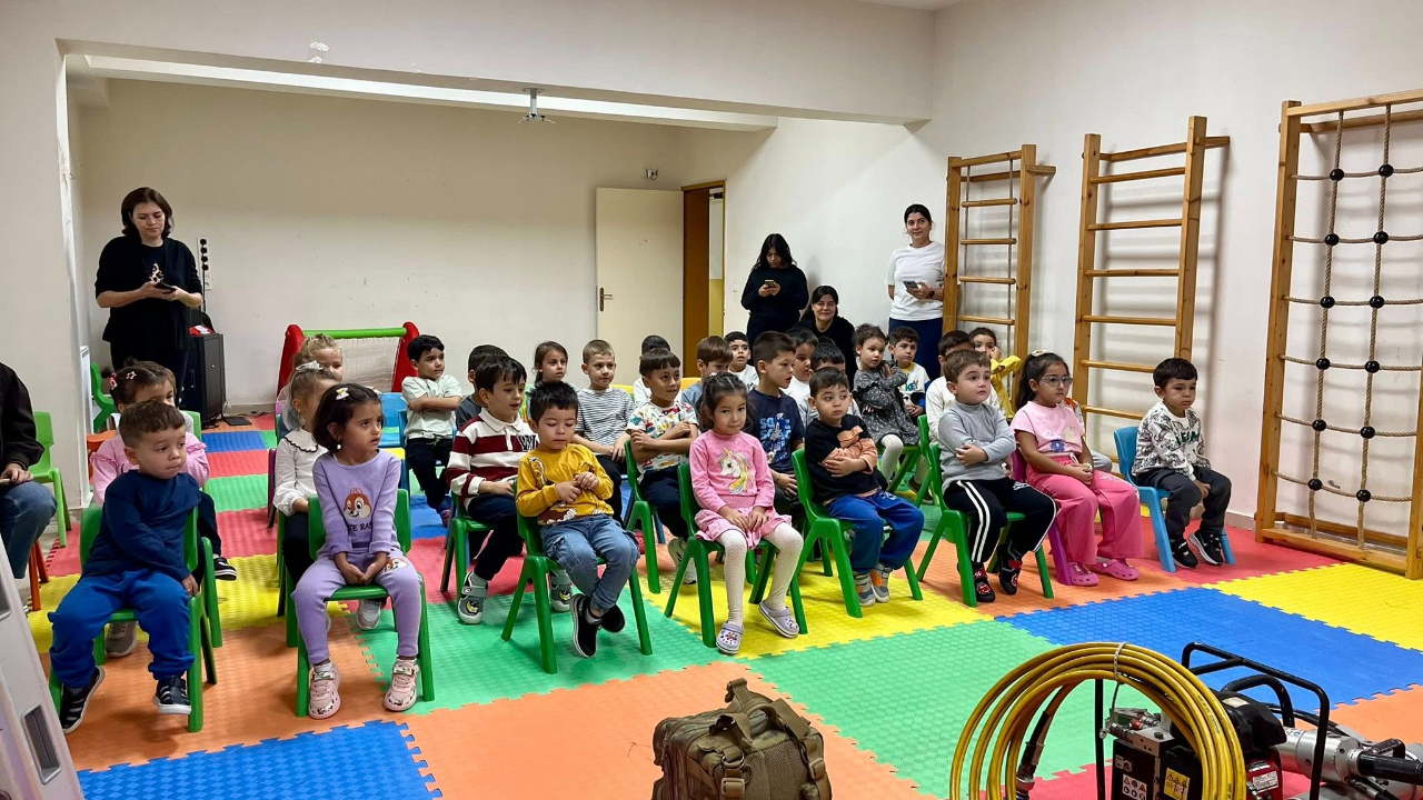 Minik öğrenciler itfaiye ekipmanlarını tanıdı